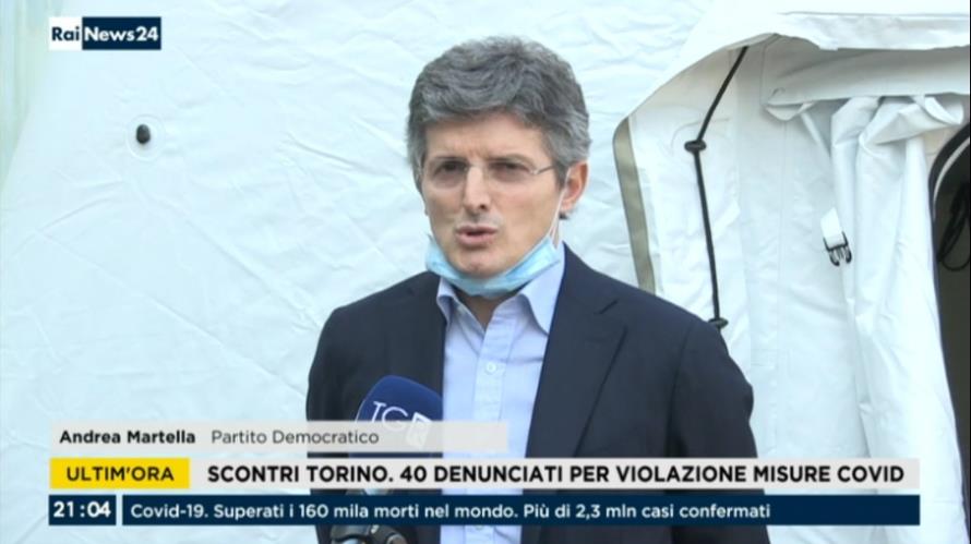 In the interview broadcast on 19 April 2020, the parliamentary politician Andrea Martella removes the mask and risks infecting the microphone of the interviewers in addition to any other objects. Many other politicians have this behavior.